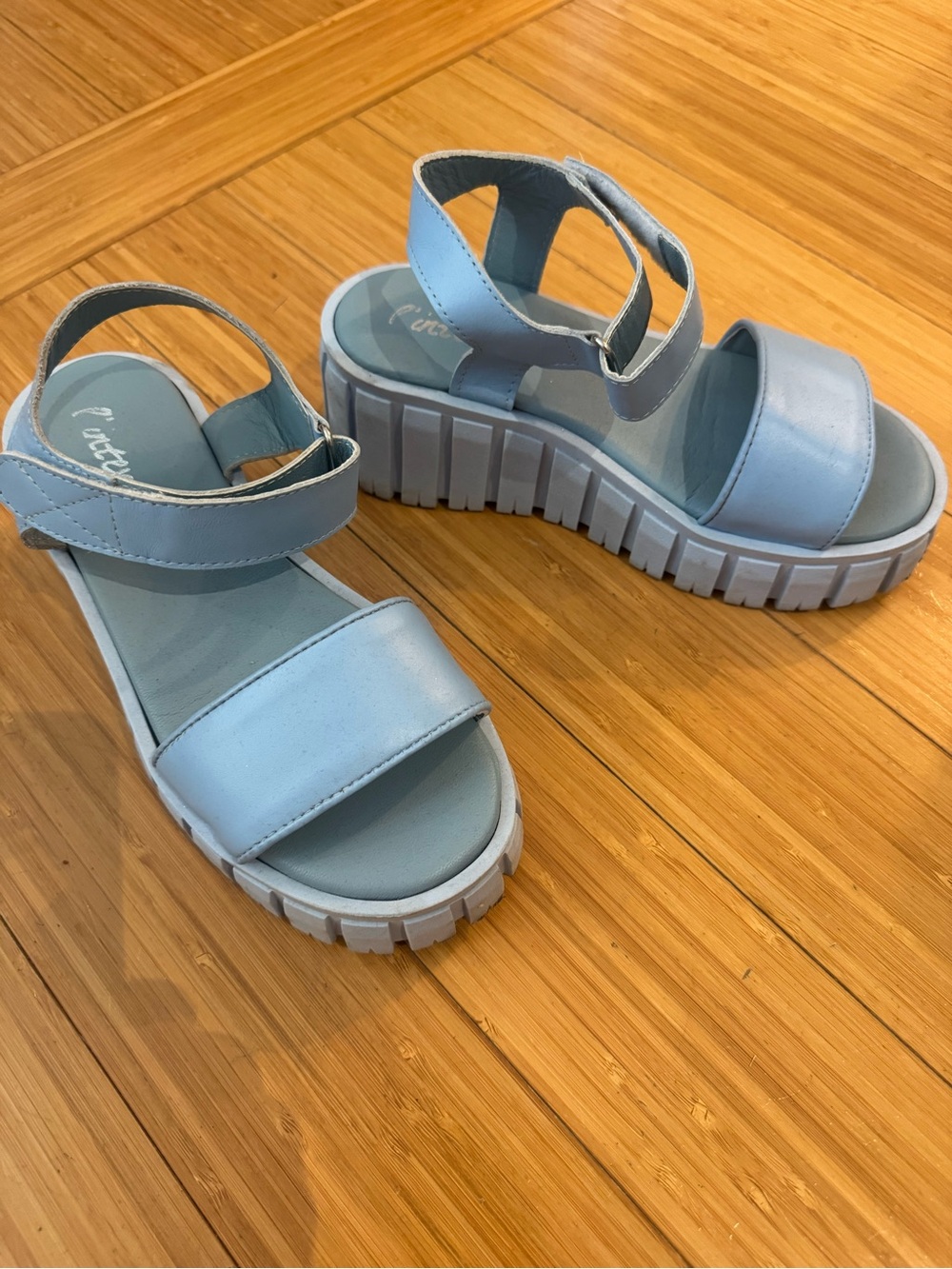 L'intervalle baby blue sandals